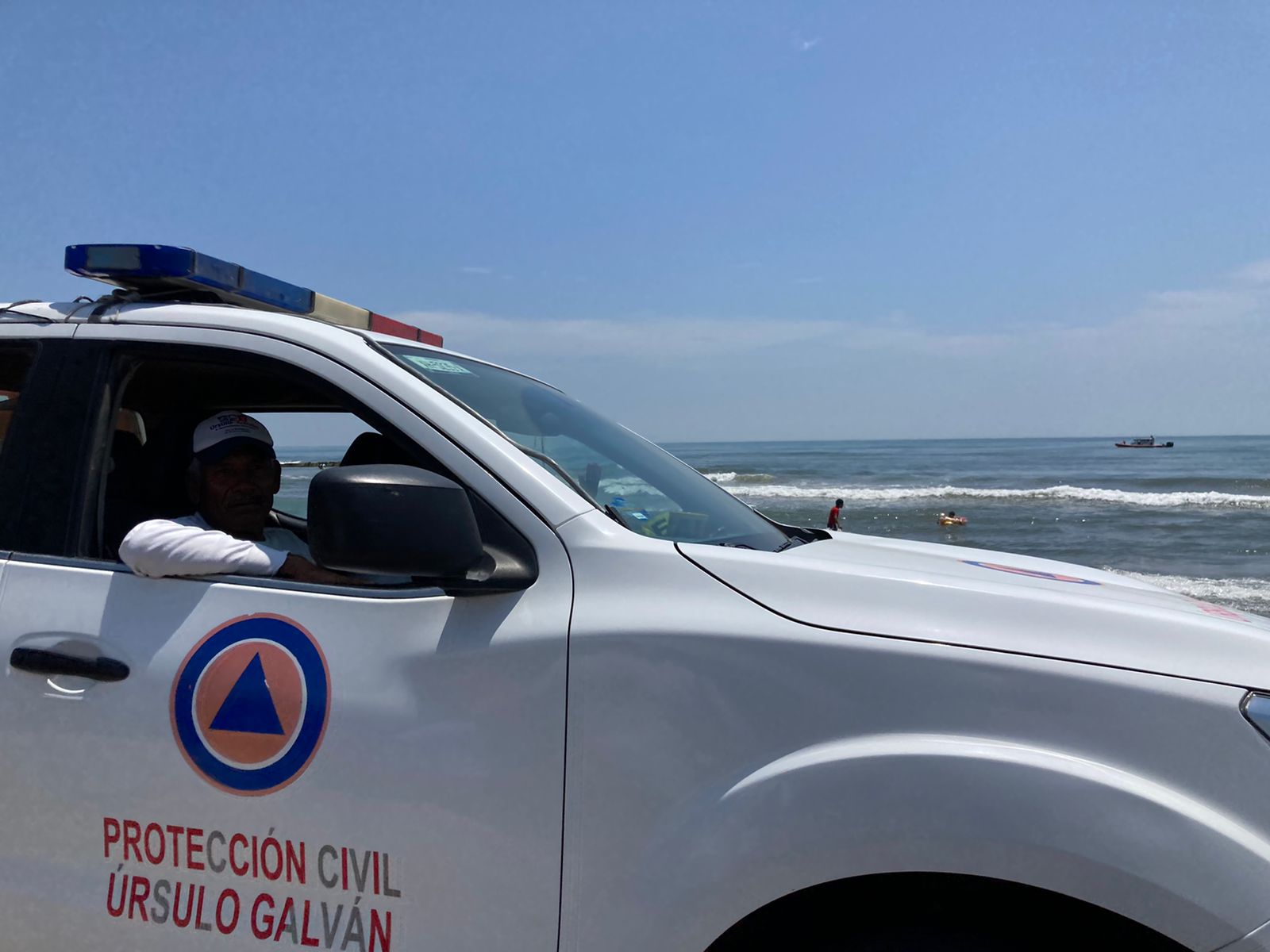 Saldo blanco en playas de Úrsulo Galván; rescatan personas