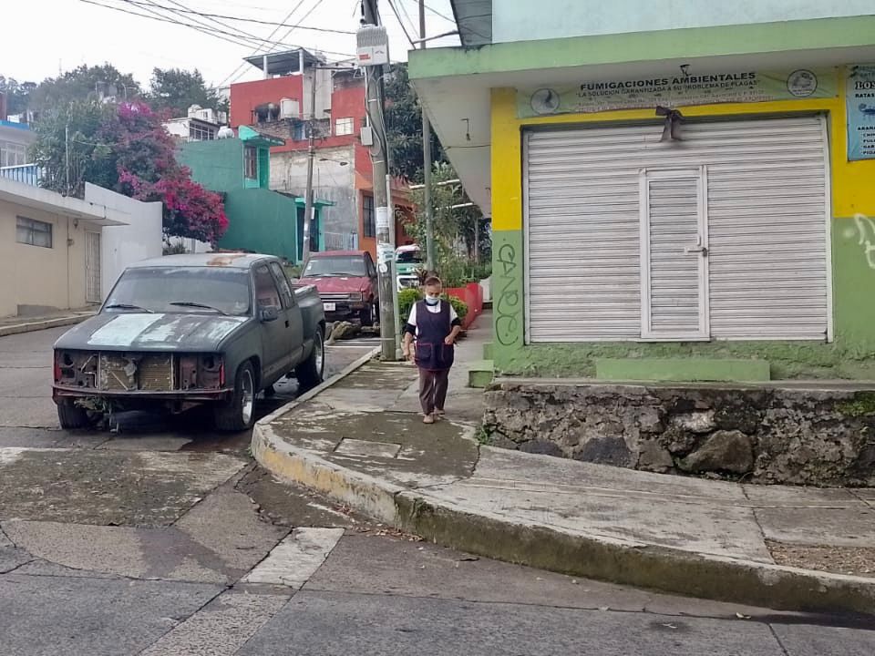 En esta colonia llevan años los autos “maceta”