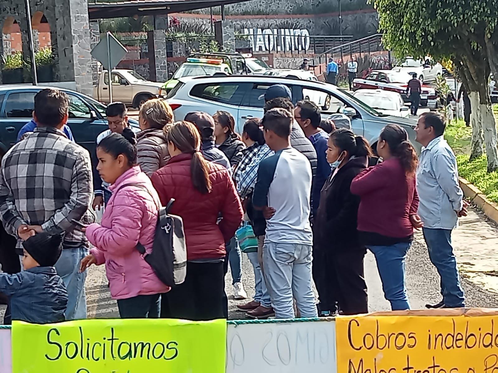 Cerrada la vialidad a Naolinco; exigen docentes en secundaria