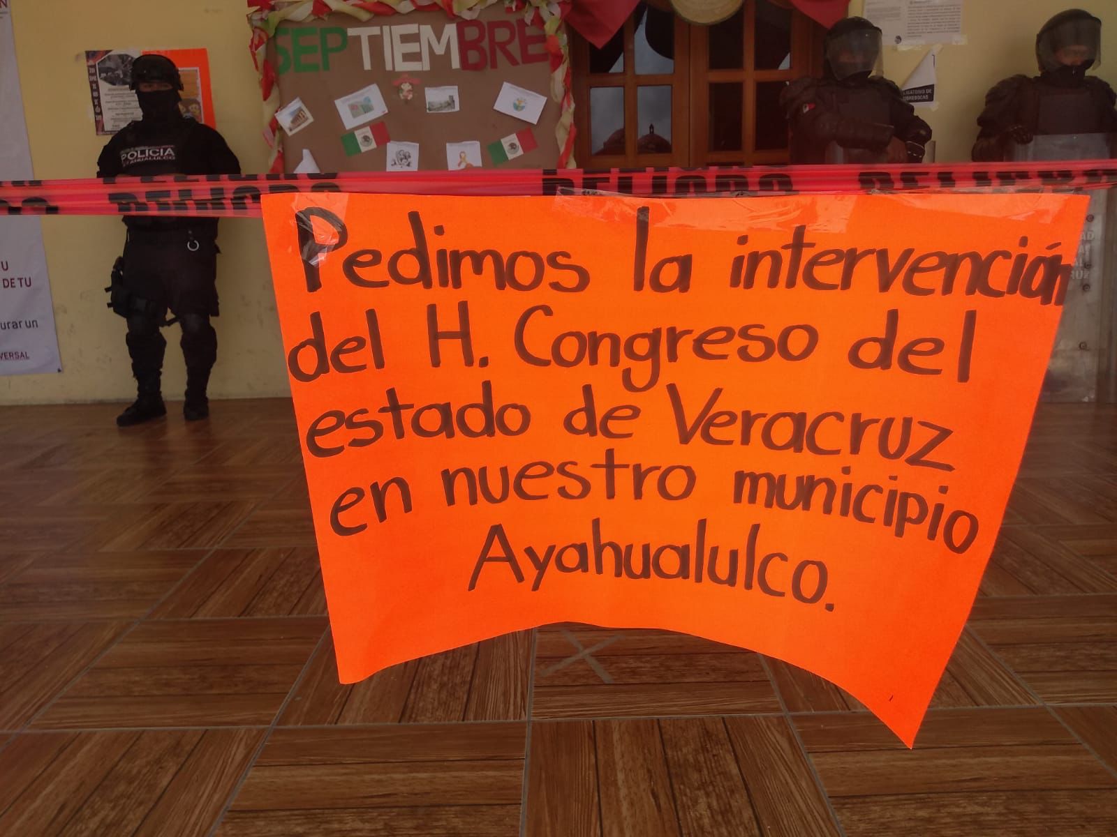 Pobladores toman palacio de Ayahualulco; exigen desafuero del Alcalde